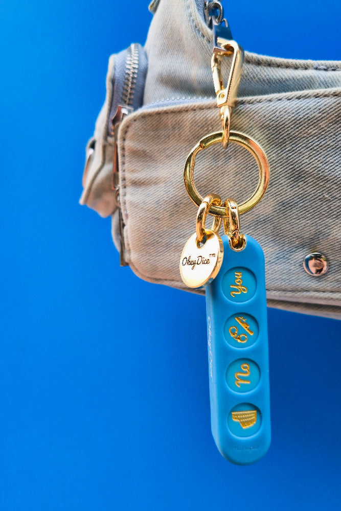 Porte-clé OkeyDice à 4 dés décisionnels — silicone soft-touch et métal doré